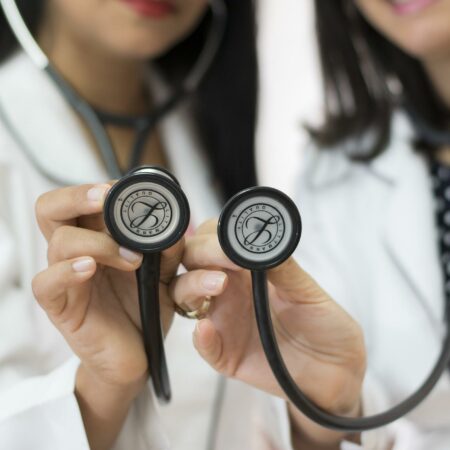 Arbeitsmarktintegration zugewanderter Ärzte und Krankenpfleger: Integrative Arbeitsplätze wichtig